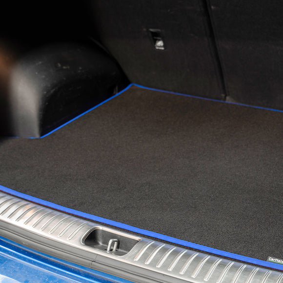 Chrysler Grand Voyager 2012-2015 Boot Mat // Black Super, Blue Trim